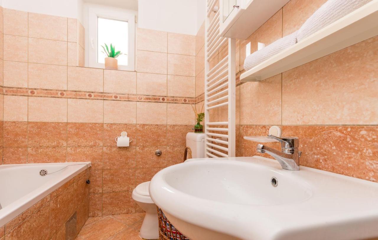 Apartment Pavla With Pool Zadar Exterior photo